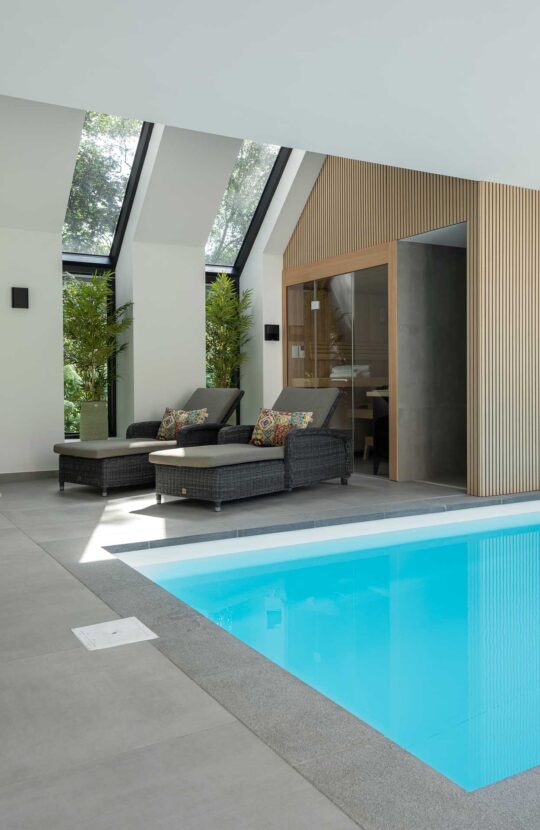 Luxe binnenzwembad met spa