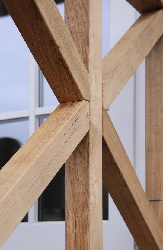 Luxe, houten details in villa in Utrecht