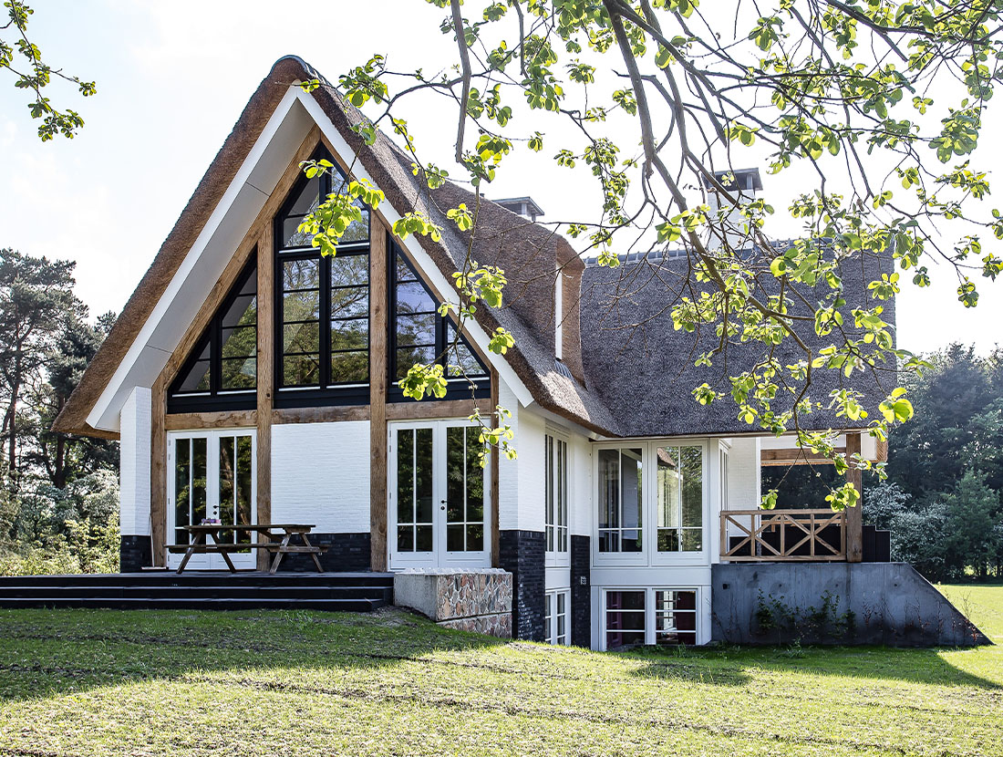 Luxe landhuis met rieten dak