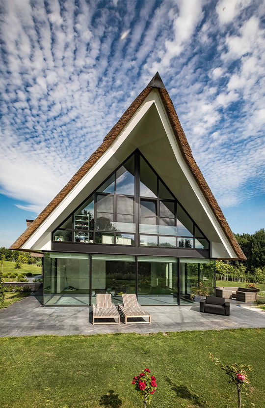 Luxe villa met rieten dak.