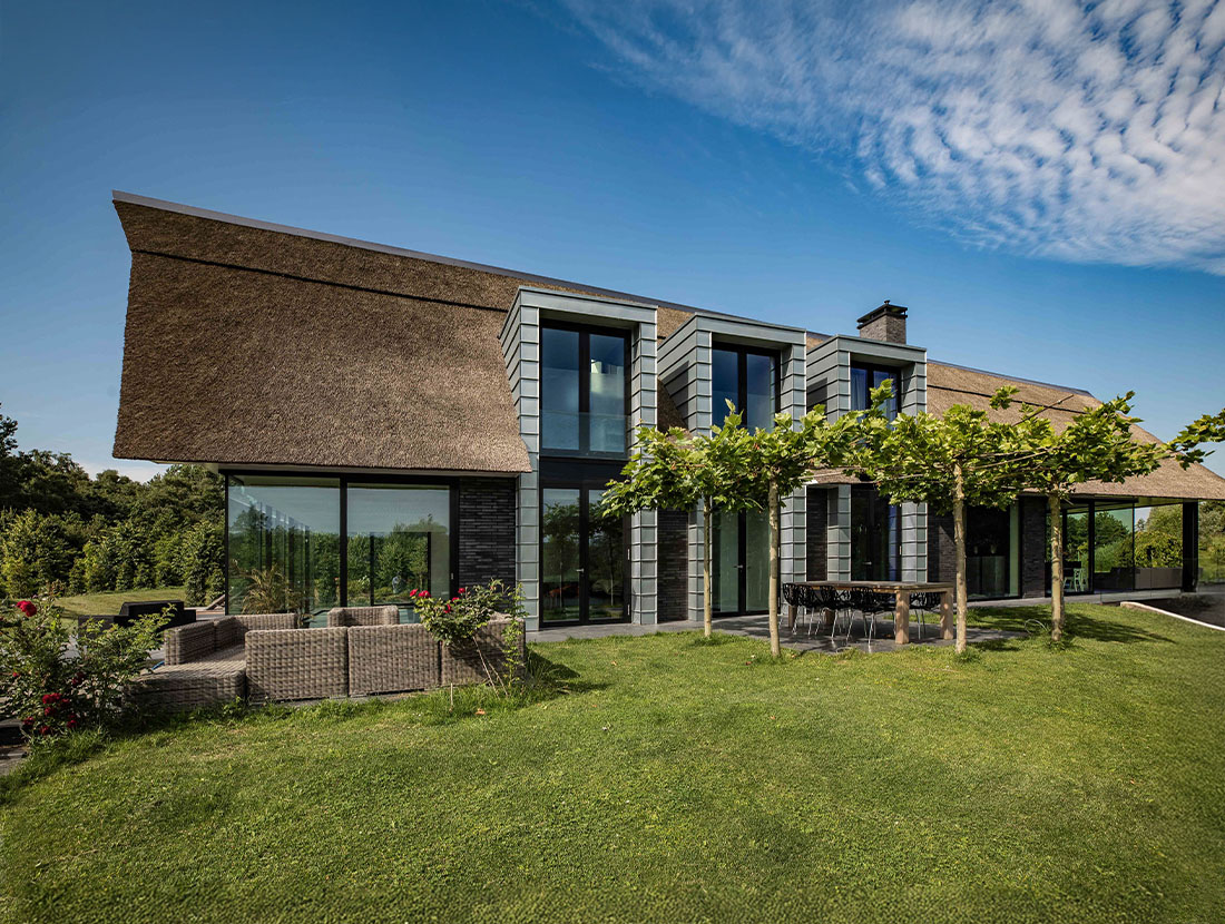 Luxe villa met rieten dak in Lelystad.
