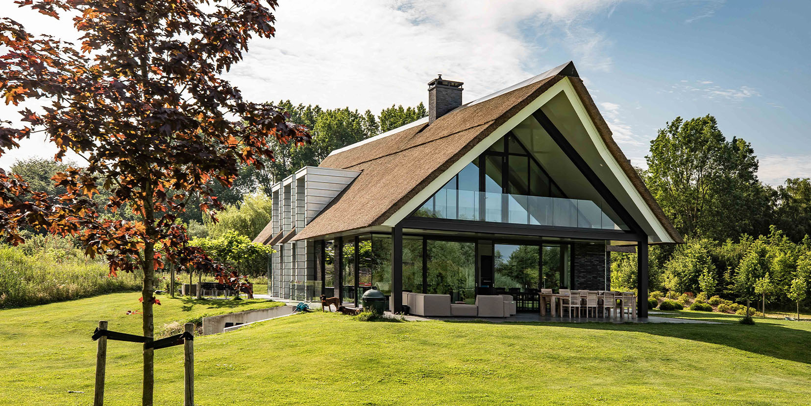 Luxe villa met rieten dak.