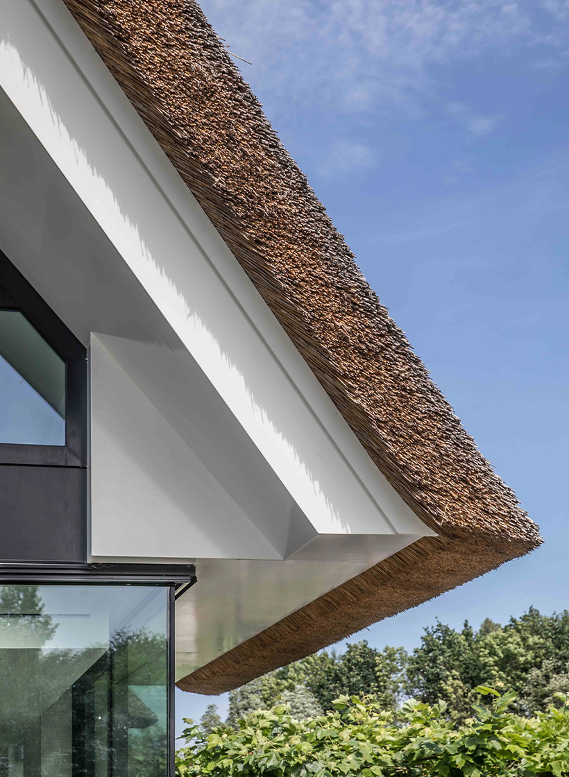 Rieten dak als accent voor luxe woning.
