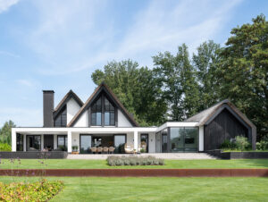 Luxe woning met rieten dak en moderne elementen.