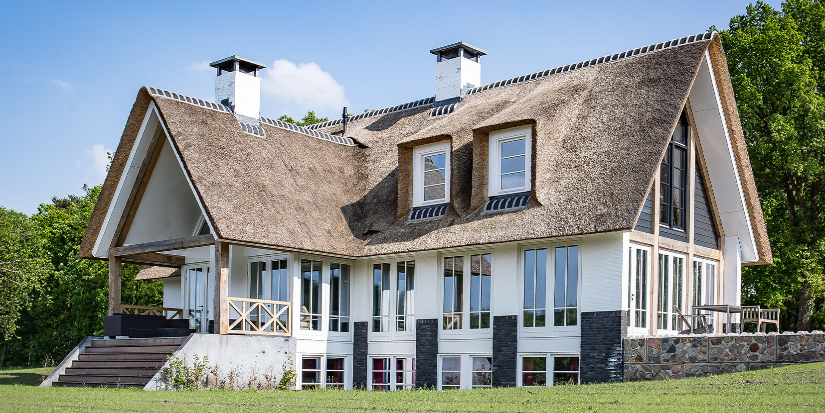 Moderne landelijke villa met rieten dak