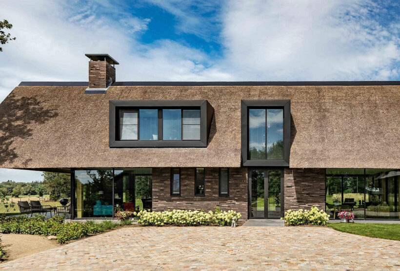 Moderne schuurwoning met rieten dak.