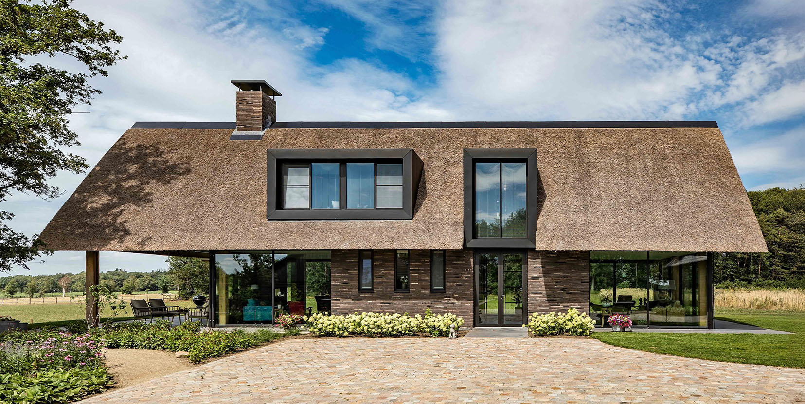 Moderne schuurwoning met rieten dak.
