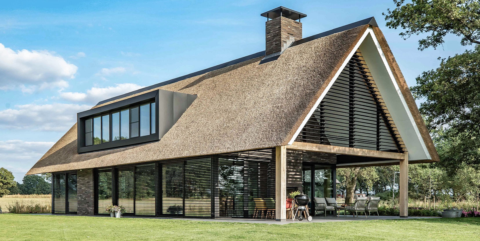 Knusse, moderne schuurwoning met natuurlijke elementen.