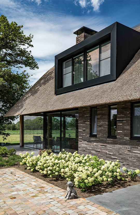 Moderne schuurwoning met overkapping en dakkapel.