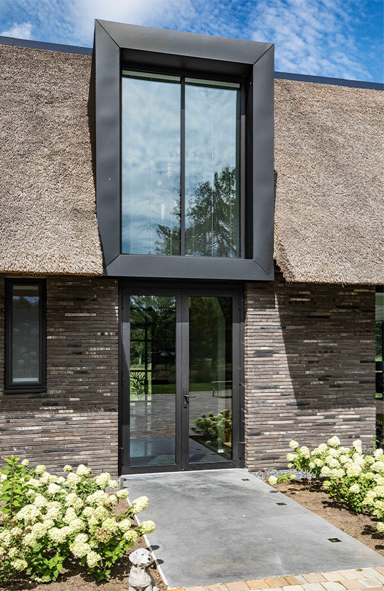 Moderne entree voor een moderne schuurwoning.