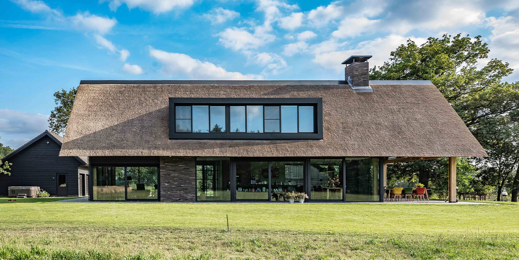 Ruime schuurwoning in natuurlijke omgeving.