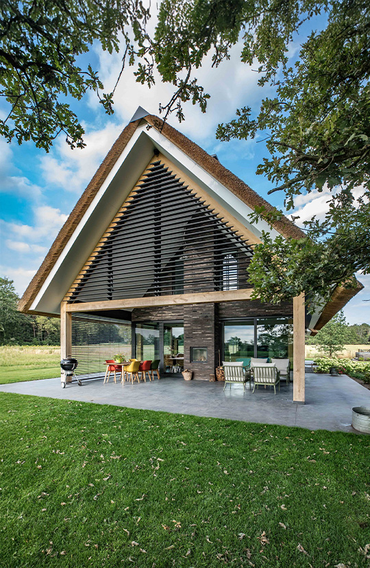 Ruime overkapping bij luxe en moderne schuurwoning.