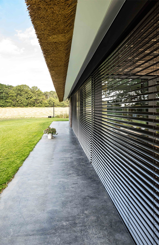 Moderne schuurwoning met automatische jaloezieën.
