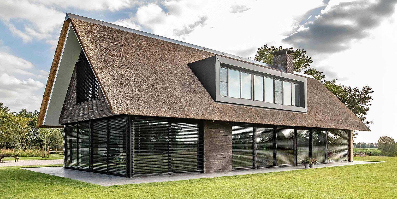 Grote, luxe schuurwoning met veel natuurlijk licht en rieten kap.