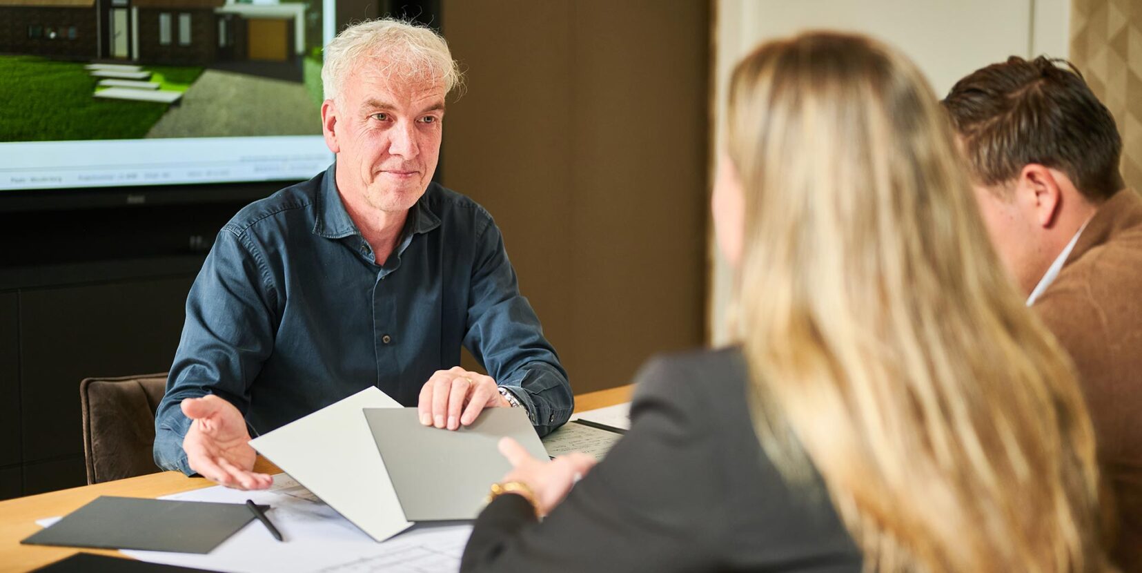 Bekhuis & Kleinjan kantoor meneer in een adviesgesprek