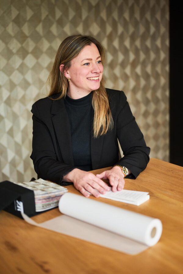 Bekhuis & Kleinjan kantoor mevrouw aan een tafel