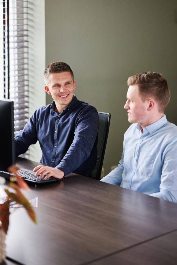 Bekhuis & Kleinjan kantoor twee mannen aan het werk