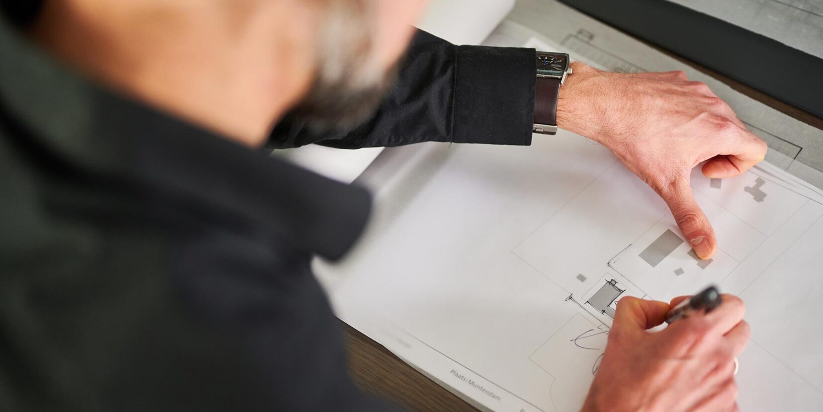 Bekhuis & Kleinjan kantoor man die aan het werk is op een bouwtekening