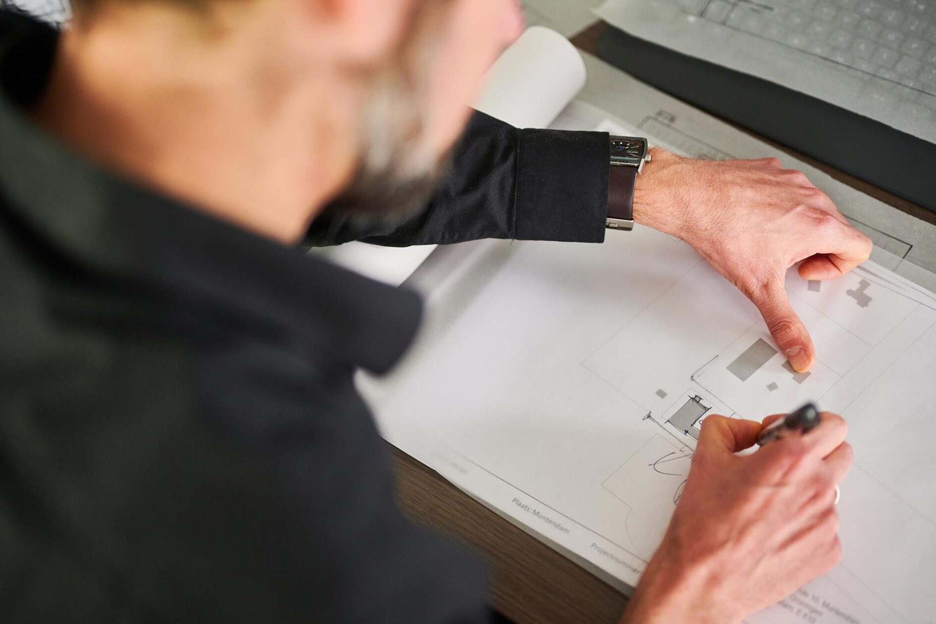 Bekhuis & Kleinjan kantoor man die aan het werk is op een bouwtekening