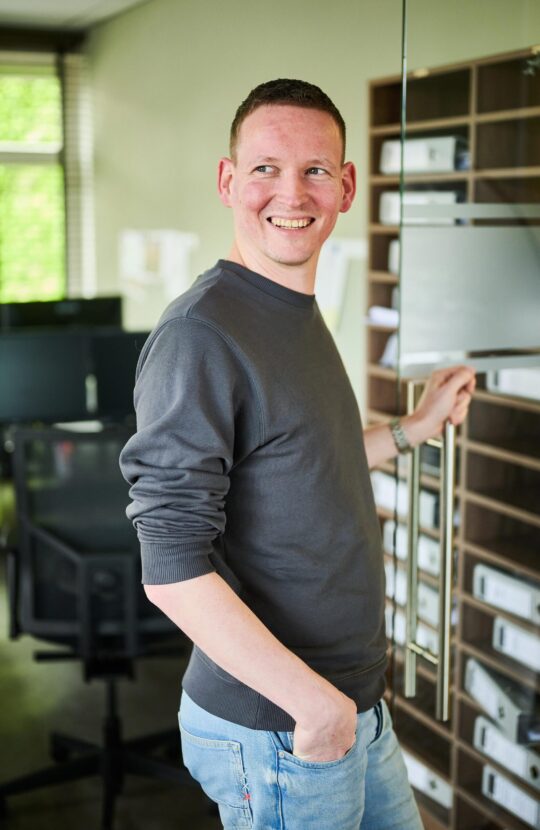 Bekhuis & Kleinjan kantoor man die bij een deur staat