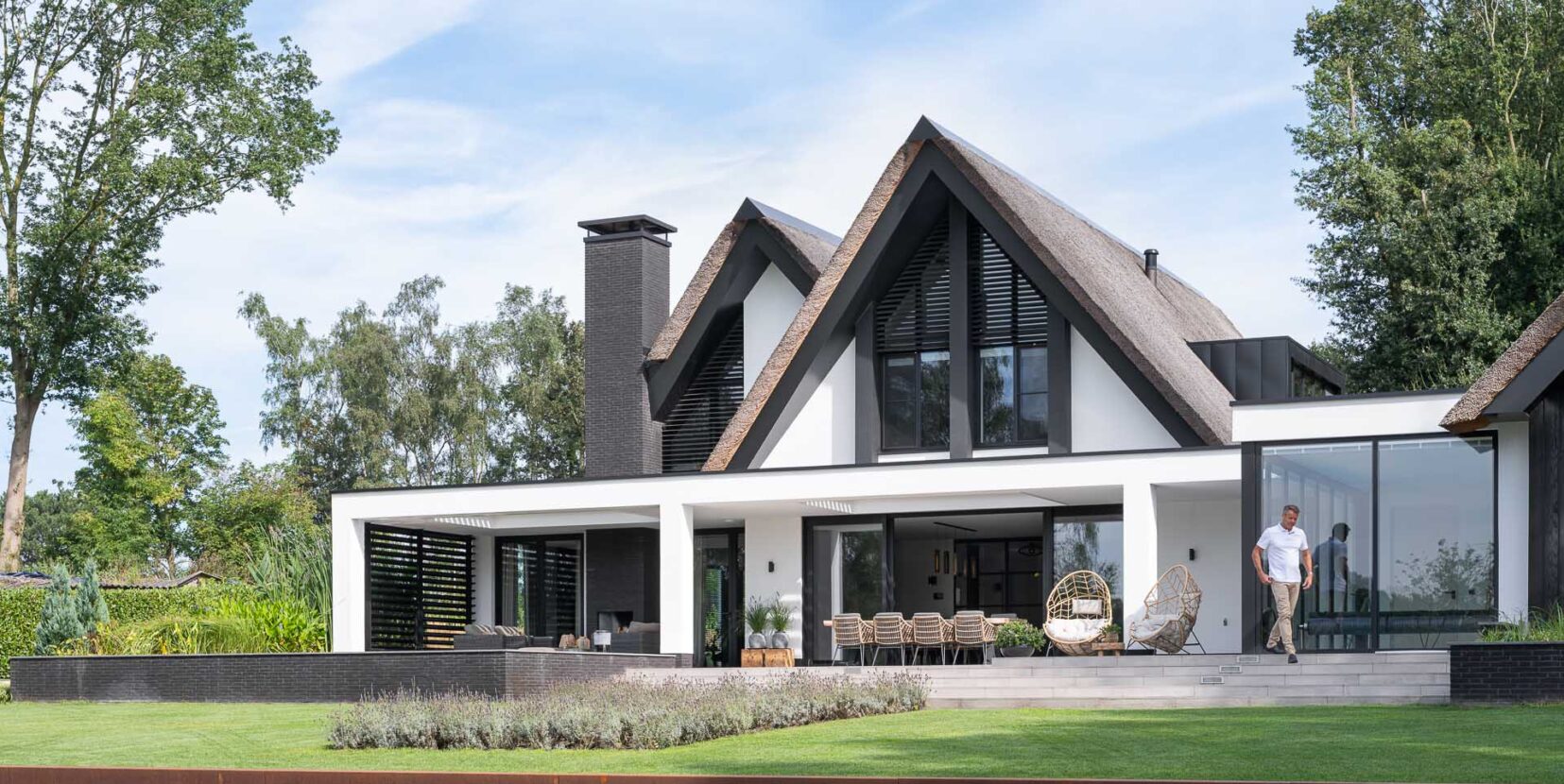 Bekhuis en KleinJan luxe witte villa met rieten kap in Bergen op Zoom