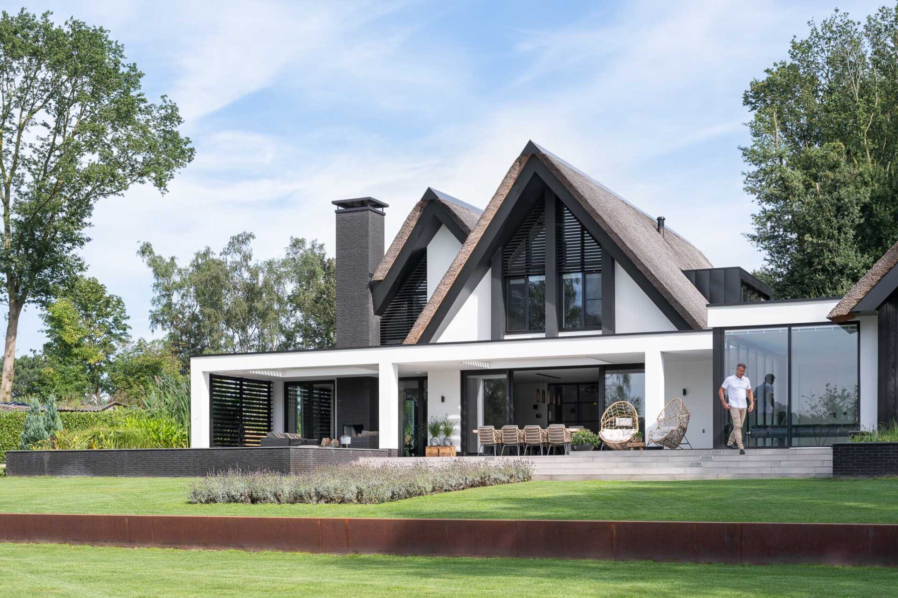 Bekhuis en KleinJan luxe witte villa met rieten kap in Bergen op Zoom