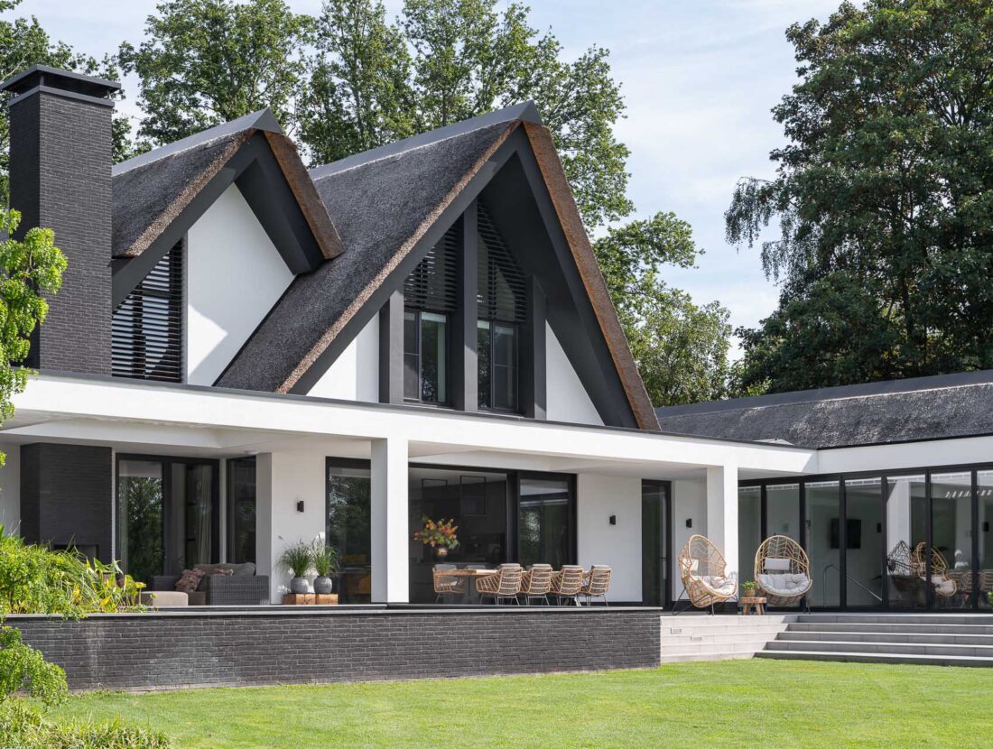 Bekhuis en KleinJan luxe witte villa met rieten kap in Bergen op Zoom