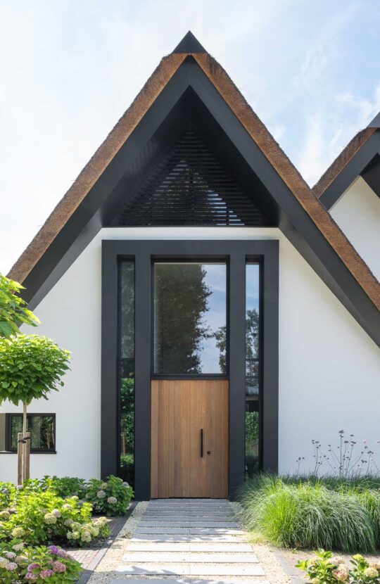 Bekhuis en KleinJan luxe witte villa met rieten kap in Bergen op Zoom