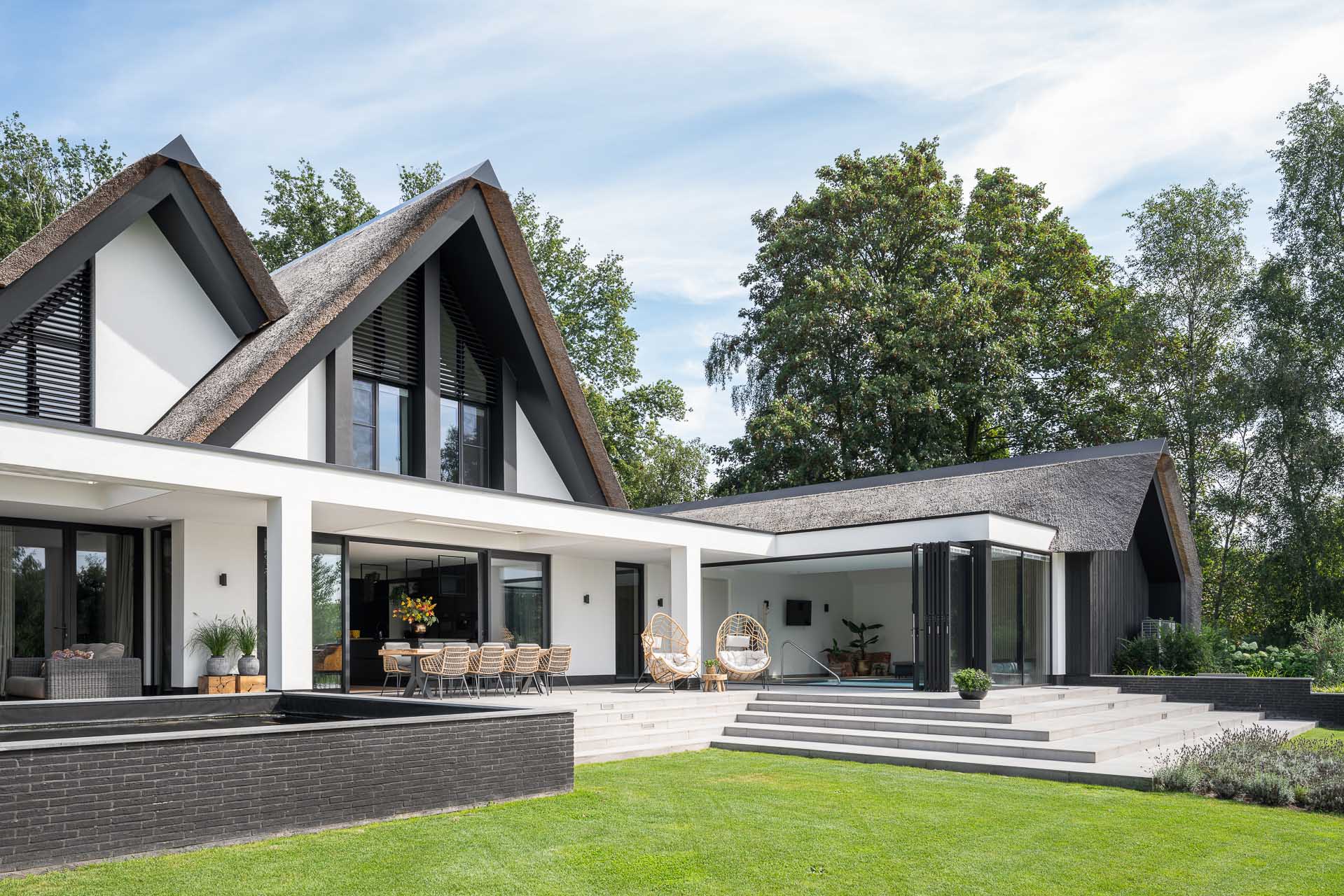 Bekhuis en KleinJan luxe witte villa met binnenzwembad