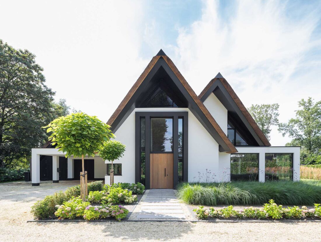 Bekhuis en KleinJan voorzijde witte villa met rieten kap