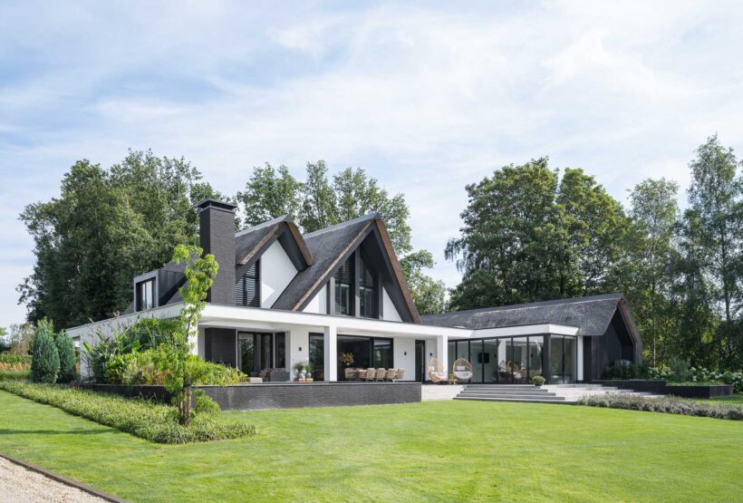 Bekhuis en KleinJan achterzijde witte villa met rieten kap