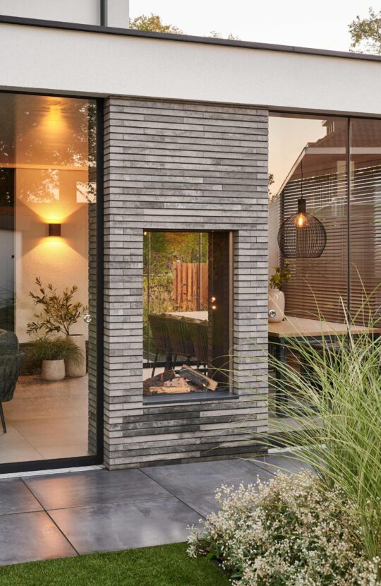 Luxe villa Bentelo openhaard in de buitenmuur