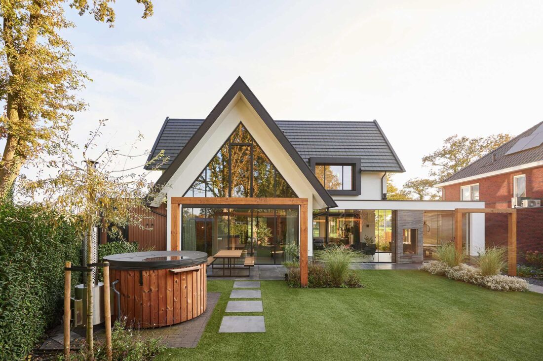 Luxe villa Bentelo achterkant met de tuin