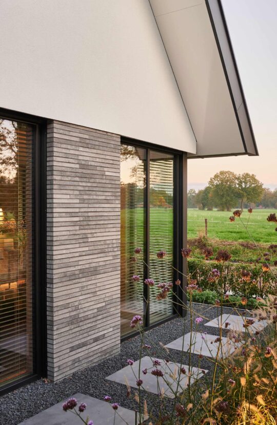 Luxe villa Bentelo zijkant van het huis