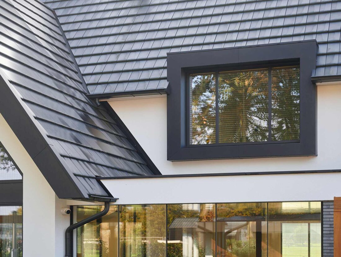 Luxe villa Bentelo groot raam met zwarte omheining