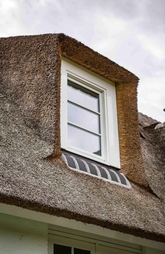 Luxe villa Maarn rieten dak loopt over de dakkapel