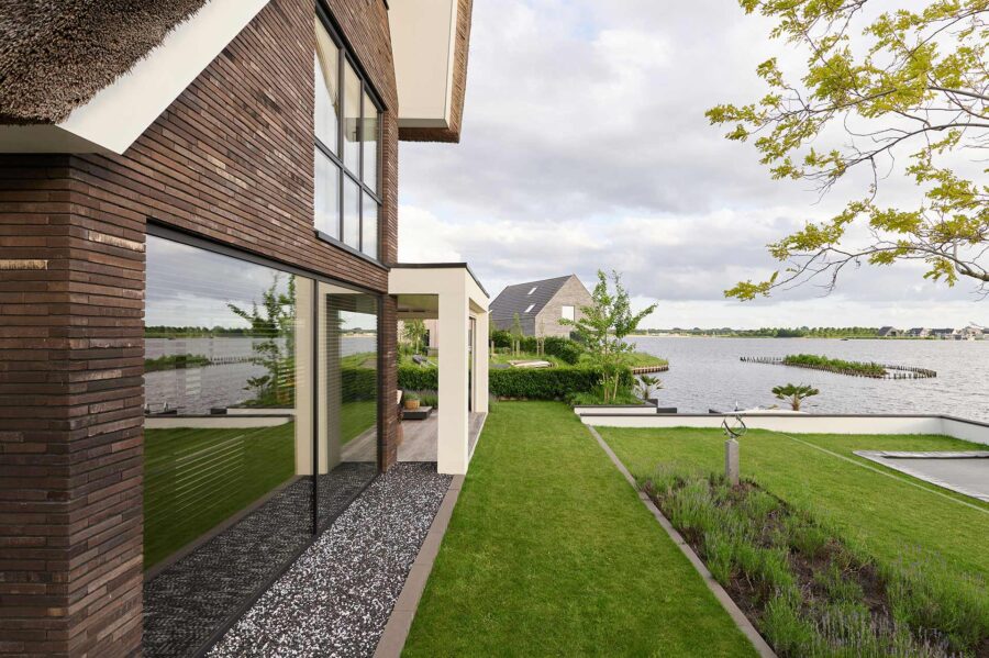 Luxe villa Meerstad achtertuin met uitzicht op het water