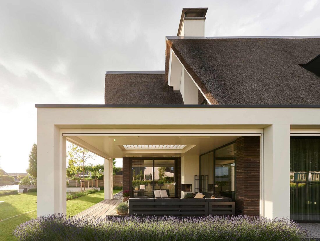 Luxe villa Meerstad overkapping