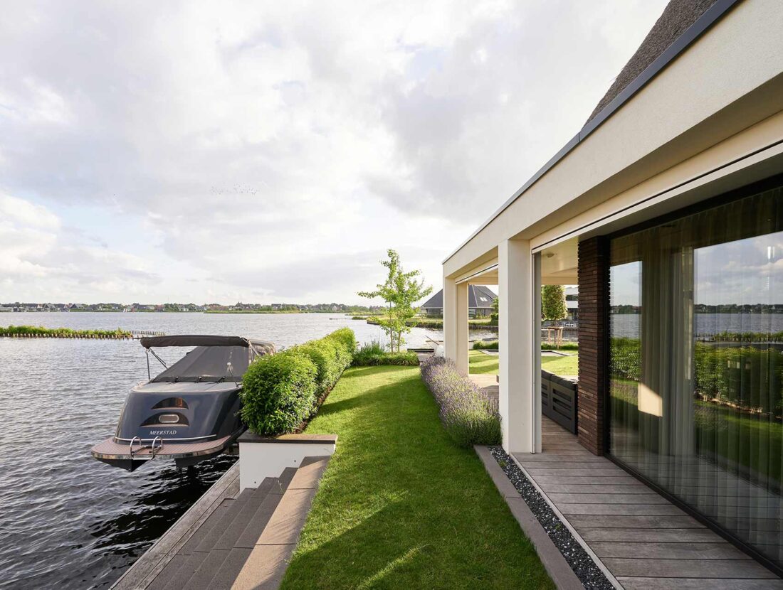 Luxe villa Meerstad zijkant aan het water