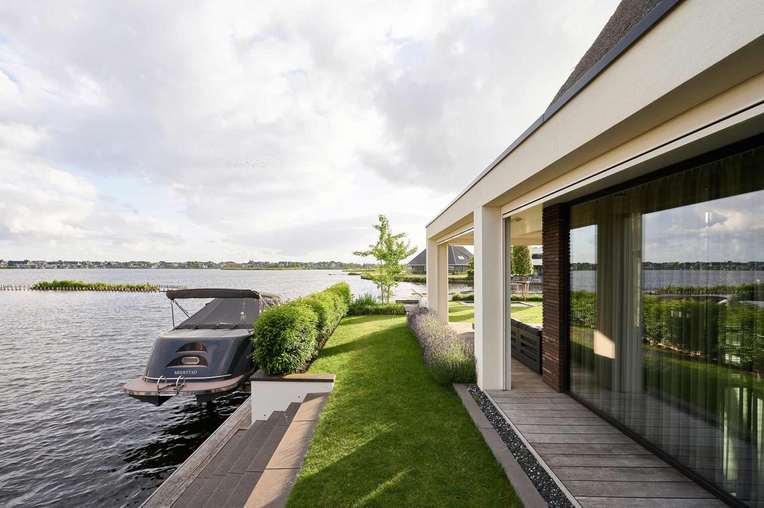 Luxe villa Meerstad zijkant aan het water