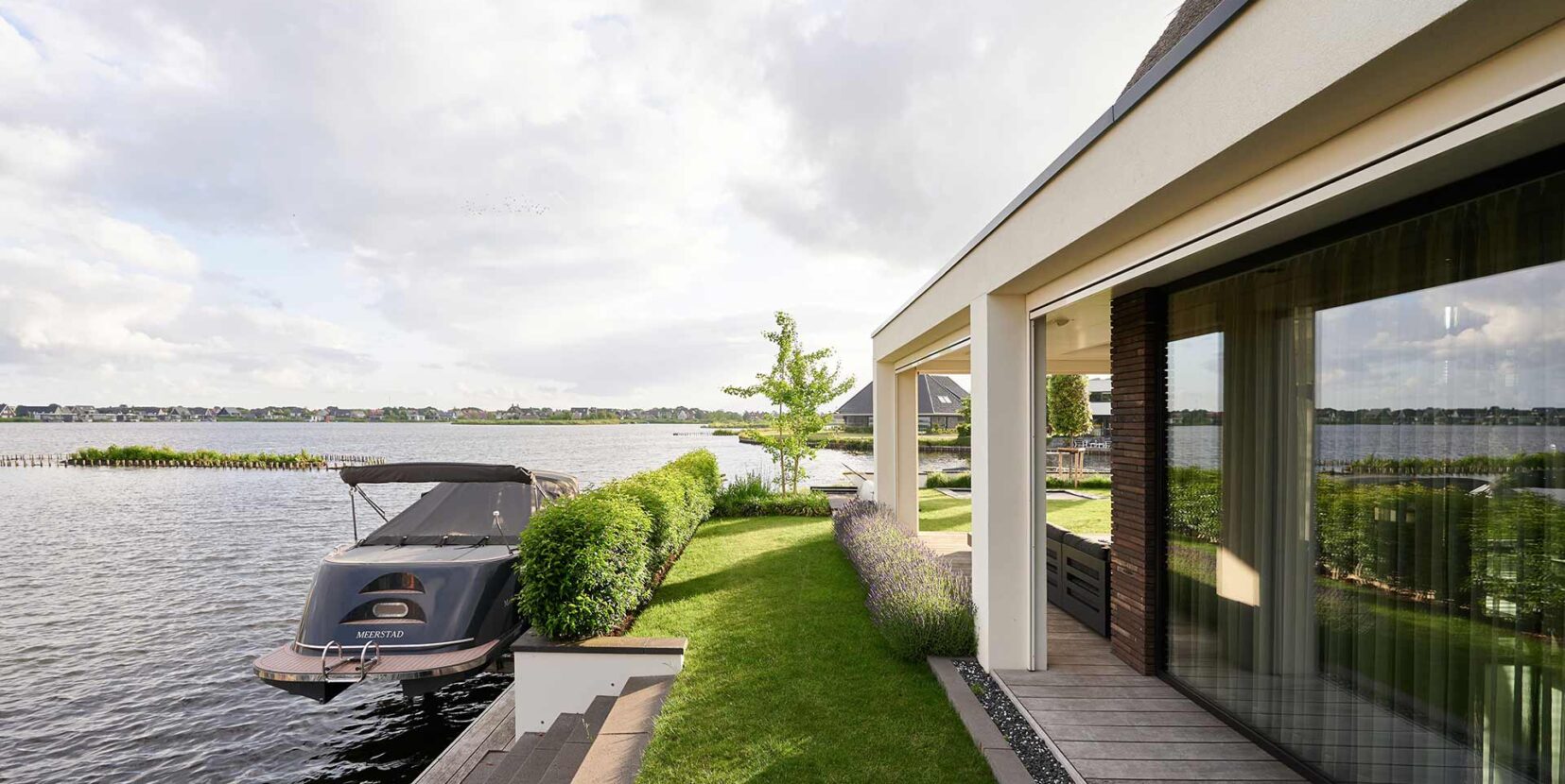 Luxe villa Meerstad zijkant aan het water