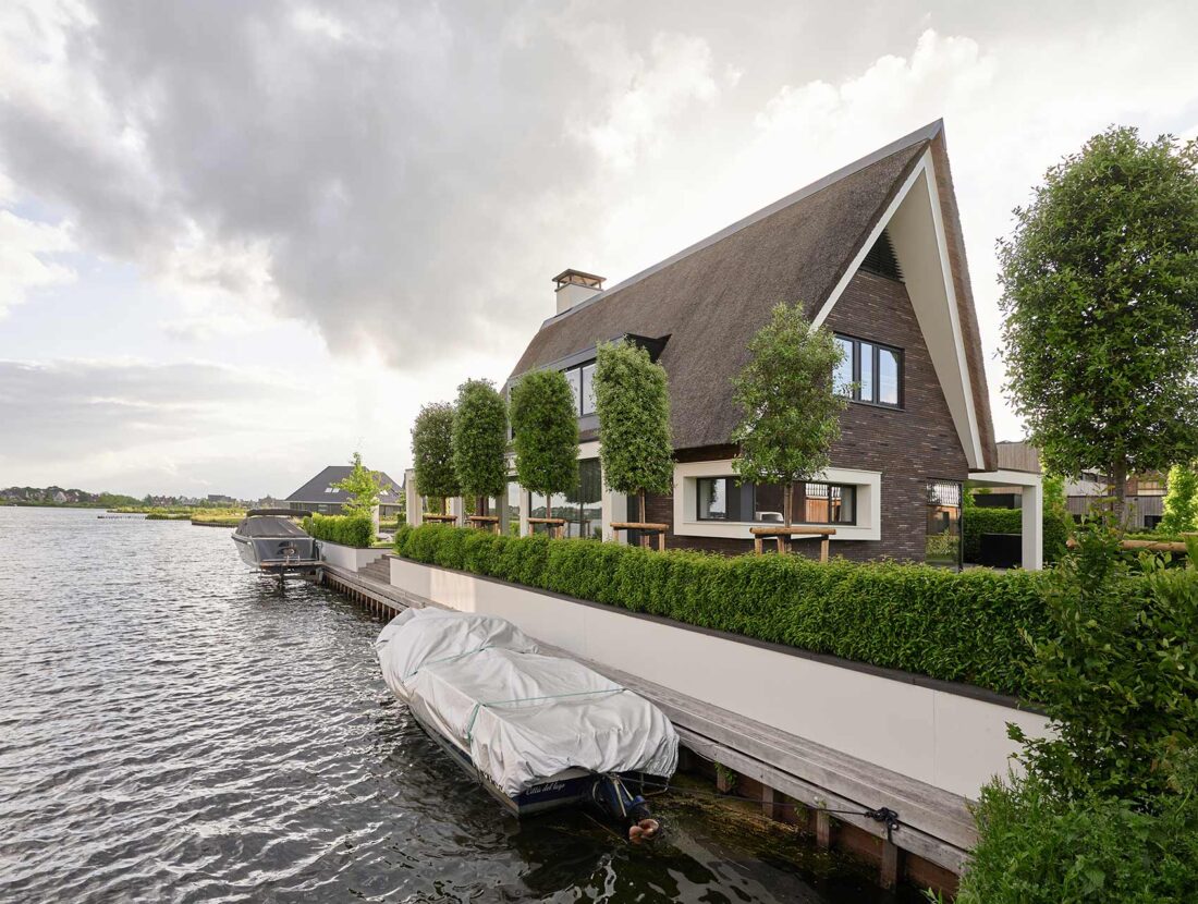 Luxe villa meerstad met een rieten dak