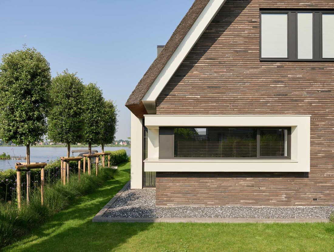 Luxe villa Meerstad raam met witte omlijsting