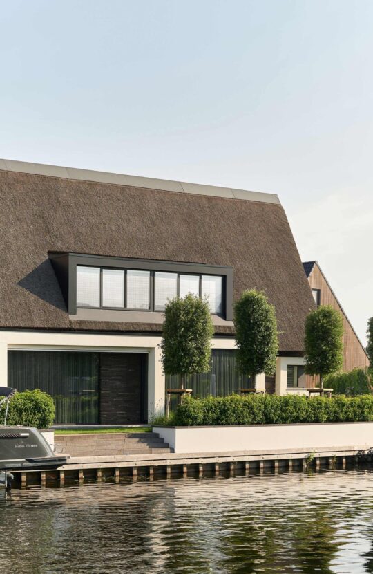 Luxe villa Meerstad aan het water met een dakkapel