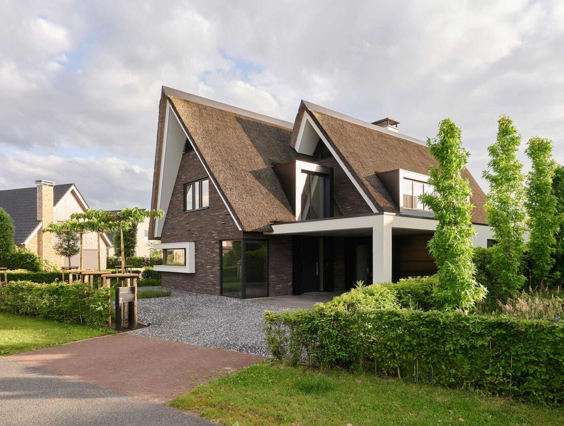 Luxe villa Meerstad met een rieten dak