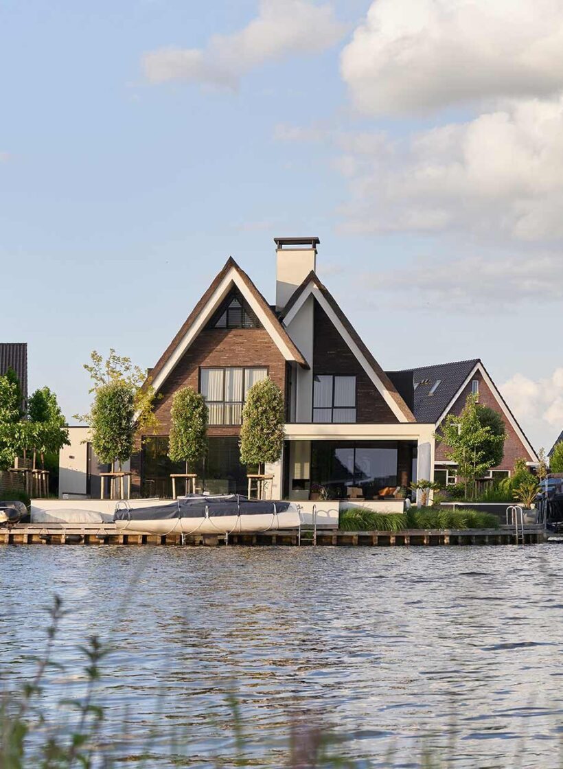 Luxe villa Meerstad aan het water