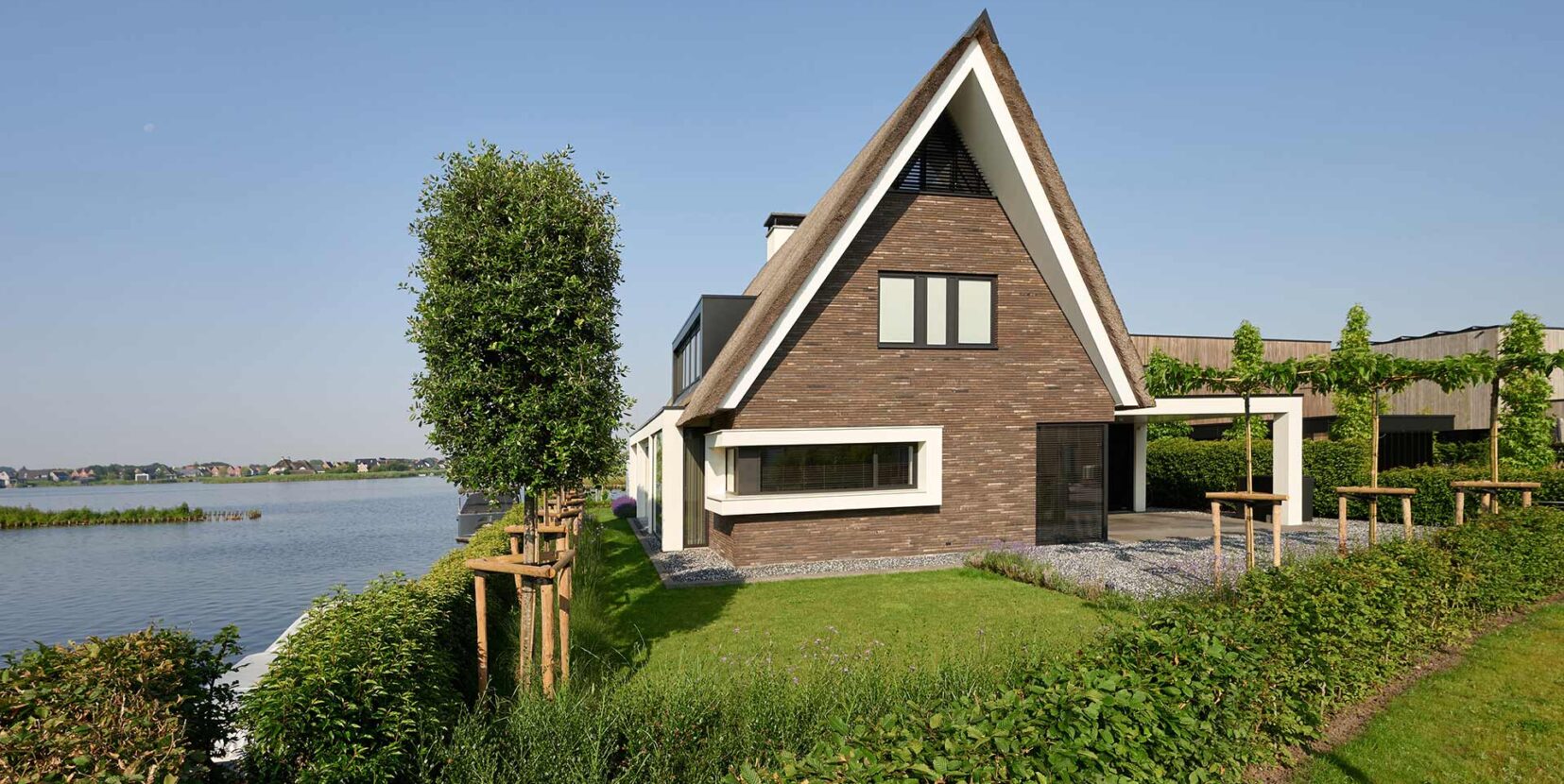 Luxe villa Meerstad met een rieten dak