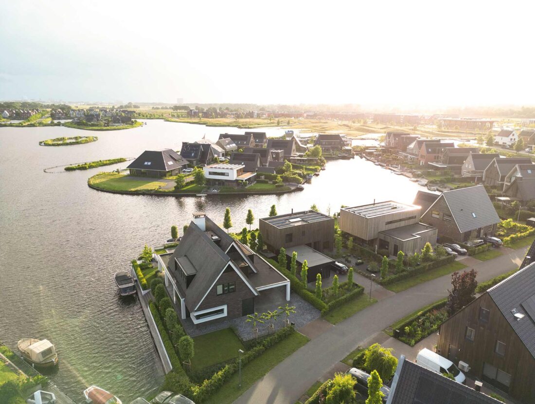 Luxe villa Meerstad aan het water