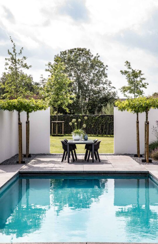 Beschut zwembad in de tuin van een landelijk-moderne villa in Brabant