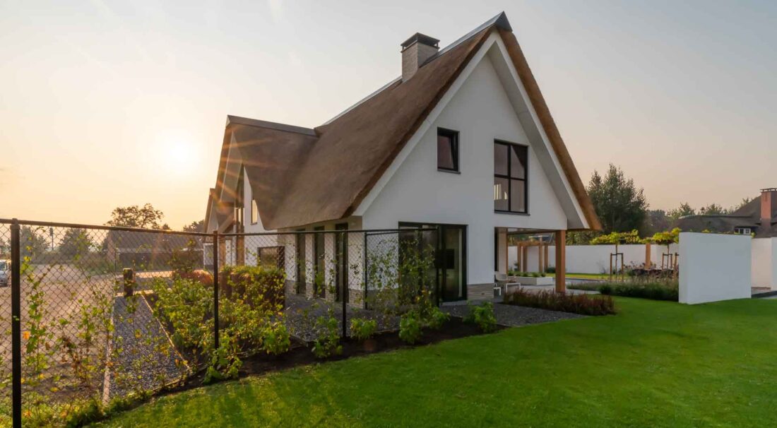 Achterzijde van landelijk-moderne villa met zwembad